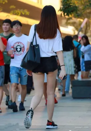 街拍黑色牛仔熱褲高挑極品大白腿氣質女神