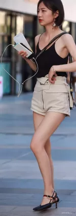街拍短發美眉時尚穿搭身段高挑美