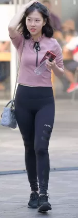 街拍緊身褲豐腴修長雙時尚氣質漂亮女郎