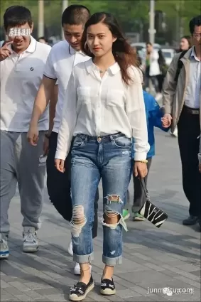 街拍美女，瞧你褲子都快掉了！（組圖）