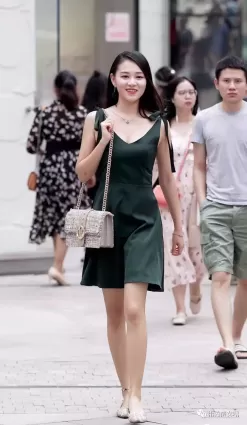 街拍皮膚白皙，長發迷人