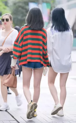 街拍閨蜜逛街時尚穿搭身段好顔值高美搭搭