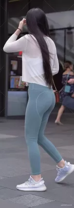 街拍華容婀娜，令我忘餐。