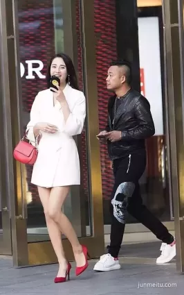 街拍高挑豐腴白皙雙腿長發氣質漂亮大氣時尚女郎