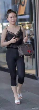 街拍緊身褲修長雙腿吊帶露肩時尚氣質漂亮女郎