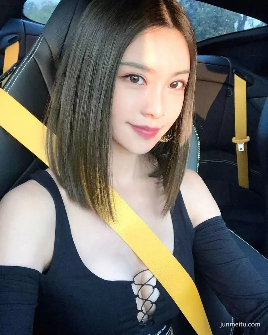 Street Snap | Her Cleavage Is Too Eye-Catching photo 1