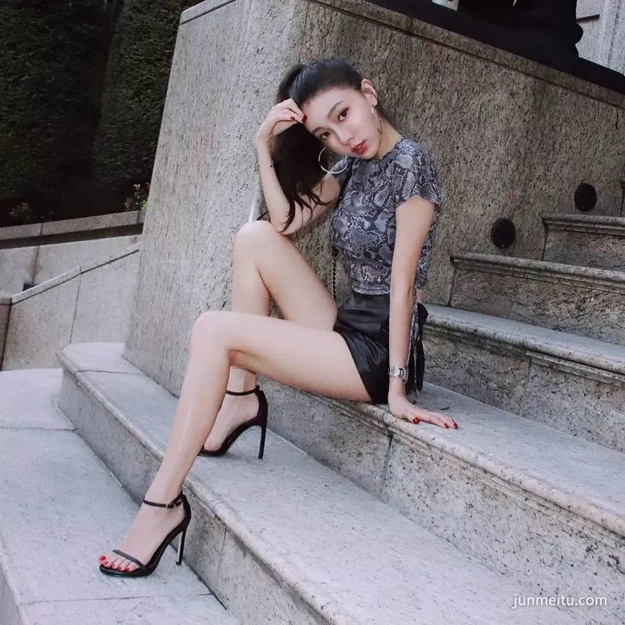 Street Snap of a Top Chinese Model photo 1