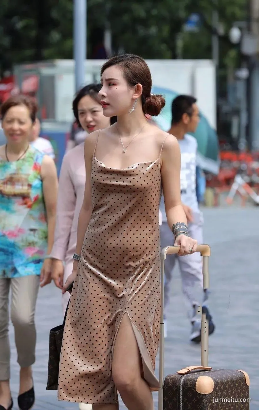 Street Snap | Actually wearing pajamas shopping photo 1
