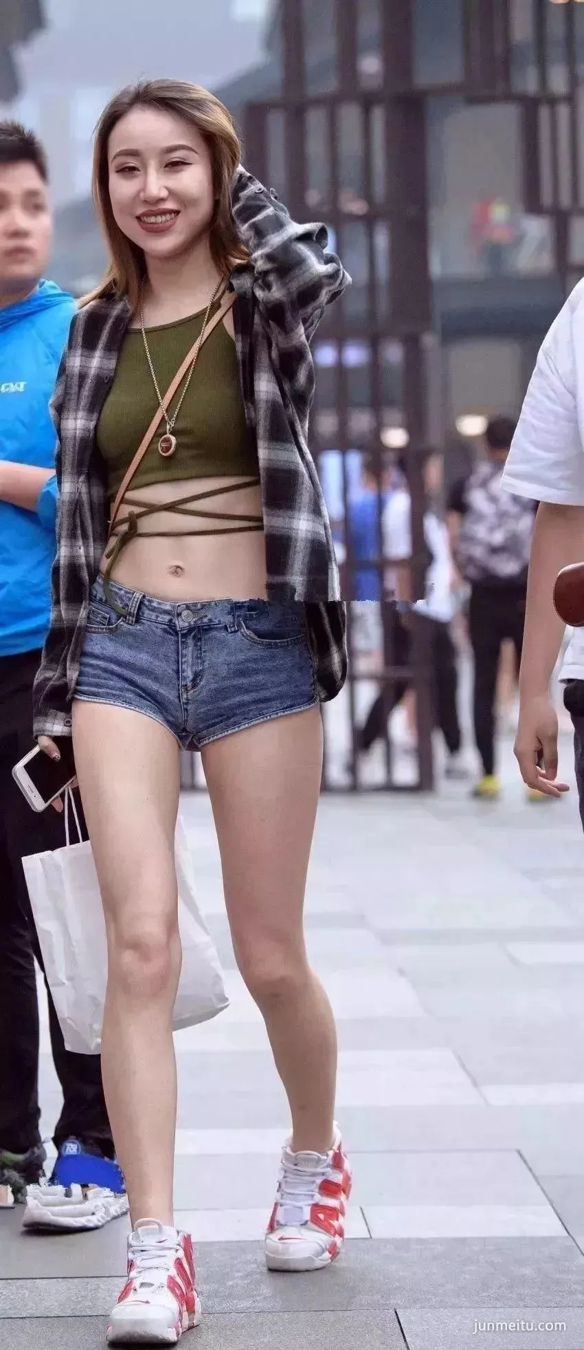 Street Snap: At First Glance It Looks Like Nothing Is Worn photo 1