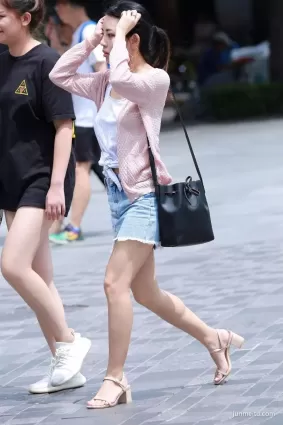 街拍哪裡有點不對勁啊
