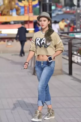 街拍緊身牛仔褲露臍裝苗條身材氣質漂亮姐姐