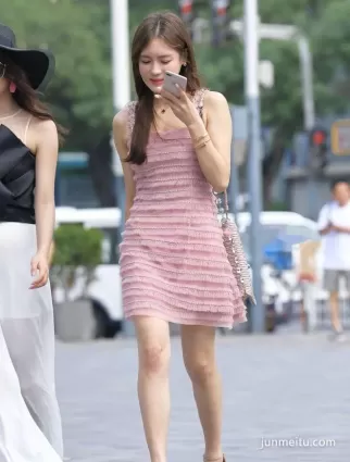 街拍美女長得漂亮，穿吊帶粉群