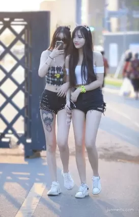 街拍 | 美不美，看大腿