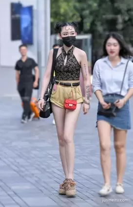 街拍 | 哪吒造型露背裝