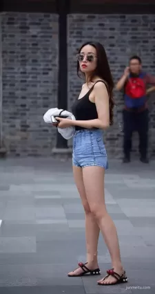 街拍 | 露背裝的回頭率很高
