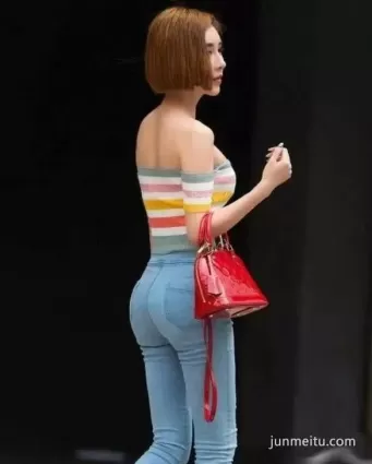 街拍這才是真正的前凸後翹