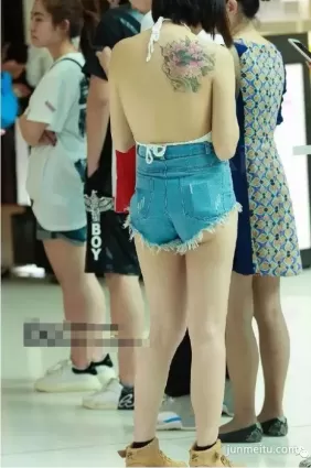 街拍這衣服不錯，省布料