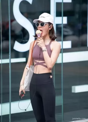 街拍這個美女，真會舔