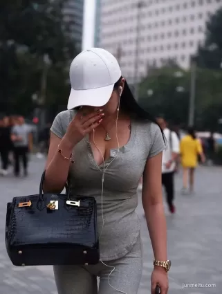 街拍 | 一對大燈很刺眼