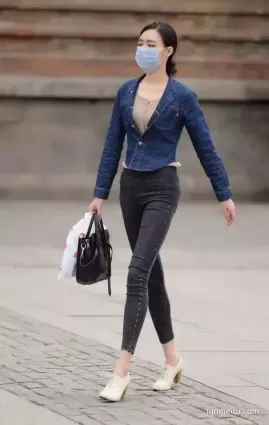 街拍苗條身材高挑大長腿戴口罩的超迷人妹子