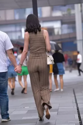 街拍 | 跟男友逛街的性感翹臀美女