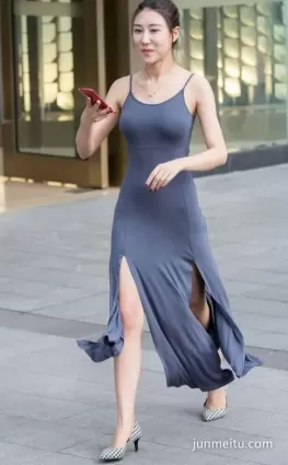 街拍 | 吊帶長裙更凸顯身材
