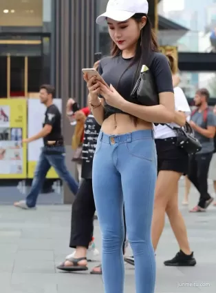 街拍緊身妹子，笑起來太美了