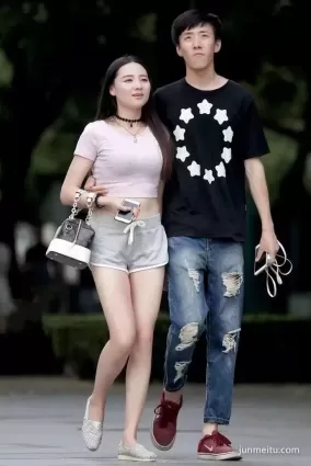 街拍白皙如玉高挑大長腿身材豐滿動人靓麗女郎