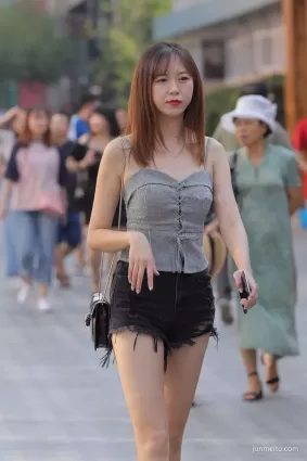 街拍美女你這腿有一米六吧