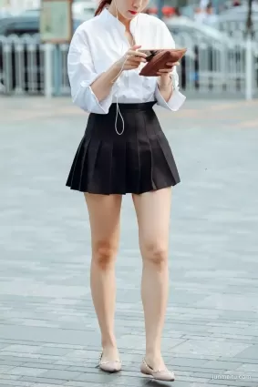 街拍時尚短裙白皙玉腿氣質漂亮女郎