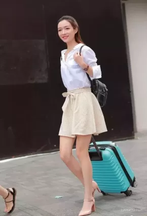 街拍三裡屯偶遇美女主播
