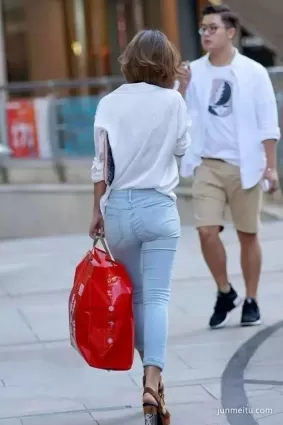 街拍高挑墨鏡牛仔長褲長腿妩媚短發美臀美女