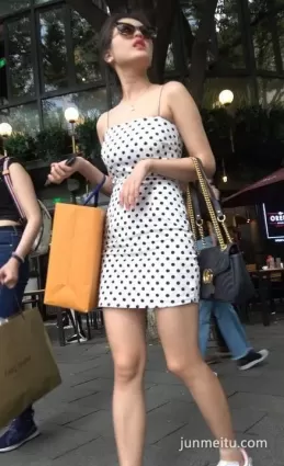 街拍 | 這小吊裙好特别