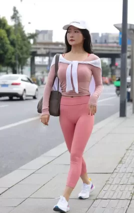 街拍大清早就遇到健身的美女