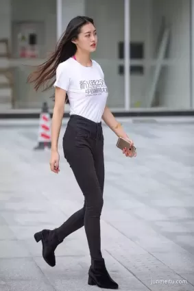街拍前凸後翹，還回頭沖我笑