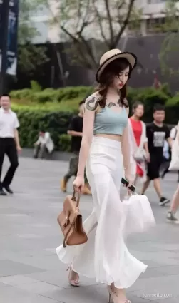 街拍 | 腰細腿長有紋身/就像一個小妖精