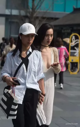 街拍女司機無罩上路，勇氣可嘉