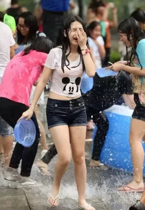 街拍全身濕透的小姐姐