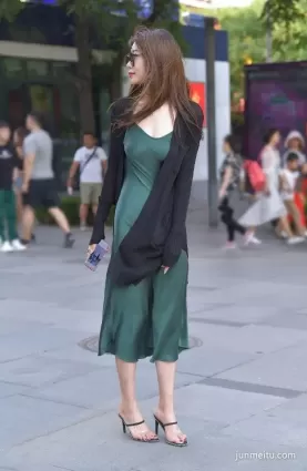街拍天青色連衣裙美女，很成熟