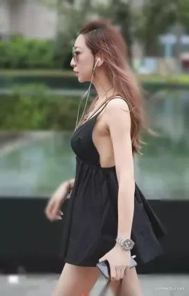 街拍骨感美女身材好得沒話說