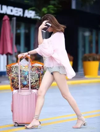 街拍穿着粉嫩的性感美腿妹子