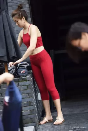 街拍身材豐腴練瑜伽的性感美女