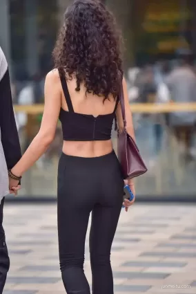 街拍穿黑色長褲性感的風韻美女