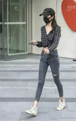街拍身材纖細的骨感美女