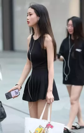 街拍美腿小姐姐不去做腿模可惜了