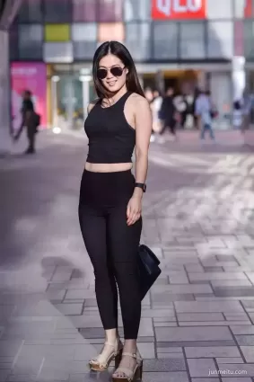 街拍高挑大長腿豐腴黑褲美臀氣質漂亮白皙女郎