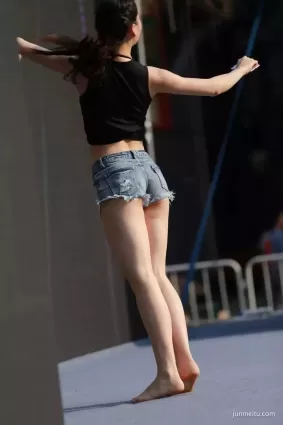 街拍牛仔熱褲高挑身材白皙如玉大長腿妖娆動人美臀美腿模特