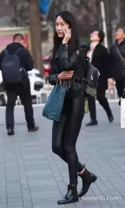 街拍高挑苗條身材緊身皮褲修長腿氣質漂亮女郎