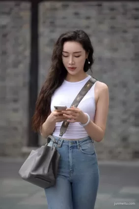 街拍這個小姐姐很豐滿啊