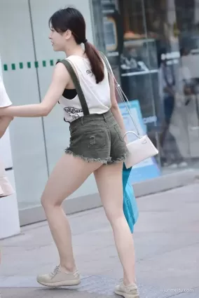 街拍吊帶短裙還是蠻性感的